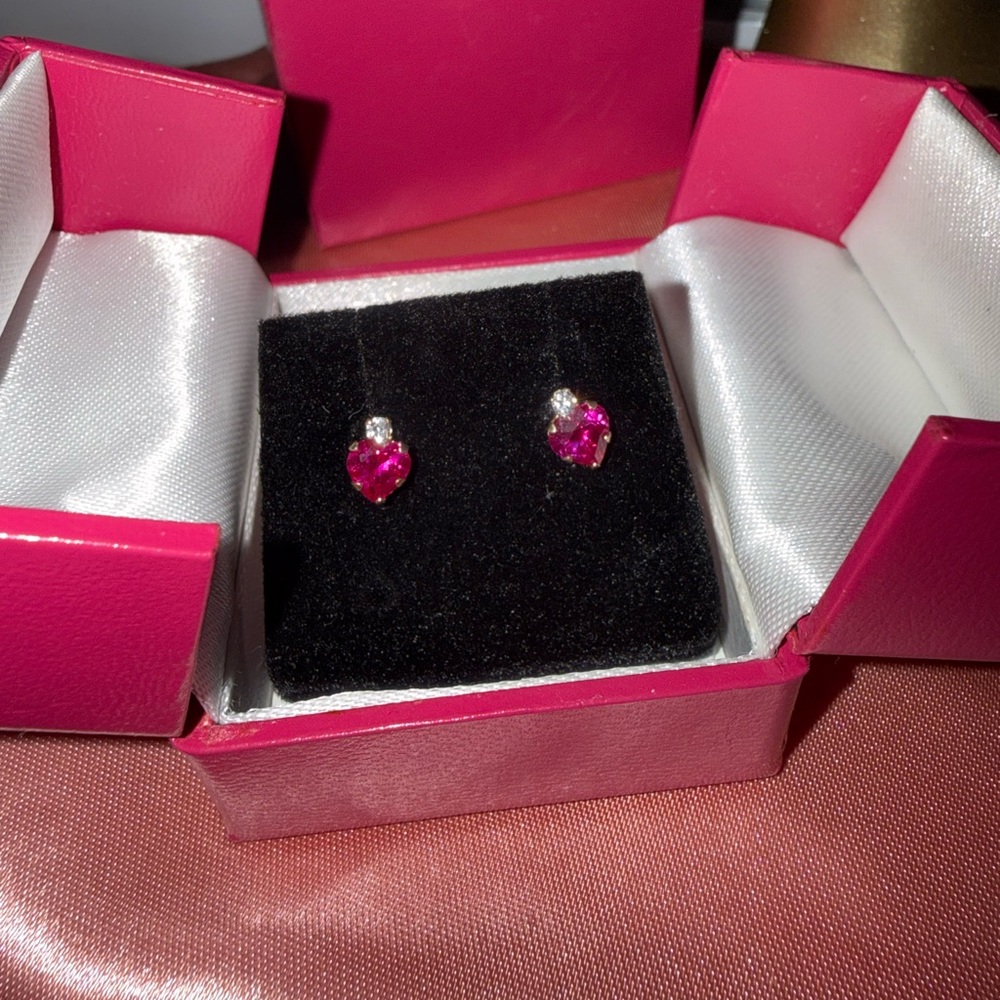 ๐ 10K Gold, Ruby and Diamonds Heart Stud Earrings - Picture 6 of 6